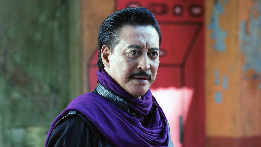 তবে, এই চরিত্রের জন্য পরিচালকের প্রথম পছন্দ ছিলেন ড্যানি। কিন্তু ‘ধর্মাত্মা’ ছবির কাজ নিয়ে ব্যস্ত থাকার জন্য অভিনয়ের প্রস্তাব খারিজ করেন অভিনেতা। ড্যানি এই চরিত্র ছেড়ে দেওয়ার পর গব্বরের চরিত্রে অভিনয় করার জন্য কোনও অভিনেতা খুঁজে পাচ্ছিলেন না পরিচালক ও চিত্রনাট্যের লেখকরা। যখন তাঁরা নতুন মুখের সন্ধানে, সেই মুহূর্তে গব্বর সিংহের চরিত্রে অভিনয় করতে চেয়েছিলেন সঞ্জীব কুমার।