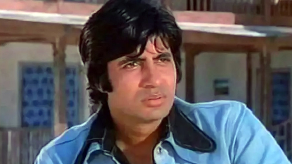 এমনকি, জয়ের চরিত্রটি শুনতে গিয়ে গব্বর চরিত্রটি পছন্দ হয় অমিতাভের। পরিচালকের কাছে এই চরিত্রে অভিনয় করার সুযোগ চেয়েছিলেন বলিউডের ‘বিগ বি’। কিন্তু এই প্রস্তাবে রাজি হননি পরিচালক।