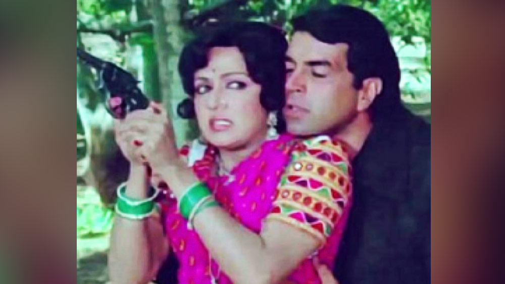 ‘শোলে’ ছবির গল্প শোনার পর প্রথমে ঠাকুর বলদেব সিংহের চরিত্রে অভিনয় করতে চেয়েছিলেন ধর্মেন্দ্র। তিনি প্রযোজক ও পরিচালককে নিজের ইচ্ছার কথাও জানিয়েছিলেন। তিনি ঠাকুরের চরিত্রে অভিনয় করলে সঞ্জীব কুমারকে বীরুর চরিত্রটি দিয়ে দেওয়া হবে বলে ঠিক হয়েছিল। কিন্তু বীরুর চরিত্রের বিপরীতে হেমা মালিনী অভিনয় করবেন তা জানার পর অবশেষে বীরুর চরিত্রেই অভিনয় করতে রাজি হন ধর্মেন্দ্র।