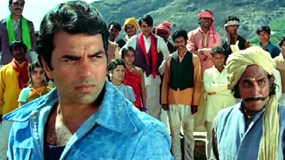 ‘শোলে’ ছবির শ্যুটিং হয়েছিল বেঙ্গালুরুর থেকে ৫০ কিলোমিটার দূরের একটি গ্রামে। রামনগর জেলার সেই গ্রামই ছবির গল্প অনুযায়ী হয়ে উঠেছিল রামগড়। দু’বছর ধরে ওই গ্রামেই চলেছিল শ্যুটিং।