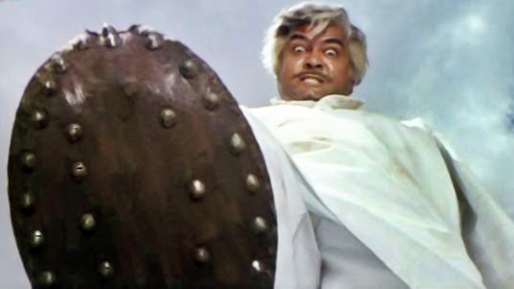 এই ছবির জন্য দু’টি ক্লাইম্যাক্স শ্যুট করা হয়েছিল। প্রথম ক্লাইম্যাক্স অনুযায়ী ঠিক হয়েছিল, ঠাকুর বলদেব সিংহ প্রতিহিংসাবশত গব্বর সিংহকে মেরে ফেলেন। কিন্তু জরুরি অবস্থায় এই ক্লাইম্যাক্সে সেন্সর বোর্ডের ছাড়পত্র পেতে সমস্যা হতে পারে জেনে দ্বিতীয় ক্লাইম্যাক্স শ্যুট করার জন্য প্রস্তুতি নেন পরিচালক। এই অন্তিম দৃশ্যটিই শেষ পর্যন্ত সিনেমাতে দেখানো হয়।