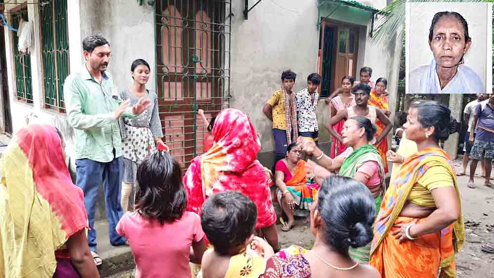 ক্ষোভ: মৃত বৃদ্ধা মেনকা চৌধুরীর (ইনসেটে) ছেলে জয়ন্তকে ঘিরে গ্রামবাসীরা।  নিজস্ব চিত্র