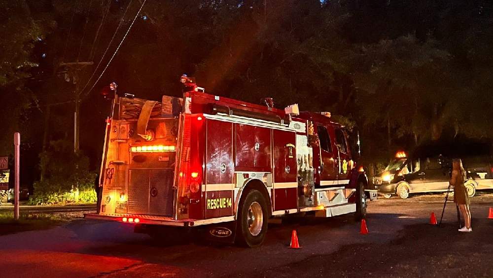 বিয়েবাড়ি চত্বরে উপস্থিত হয় দমকলের গাড়িও।