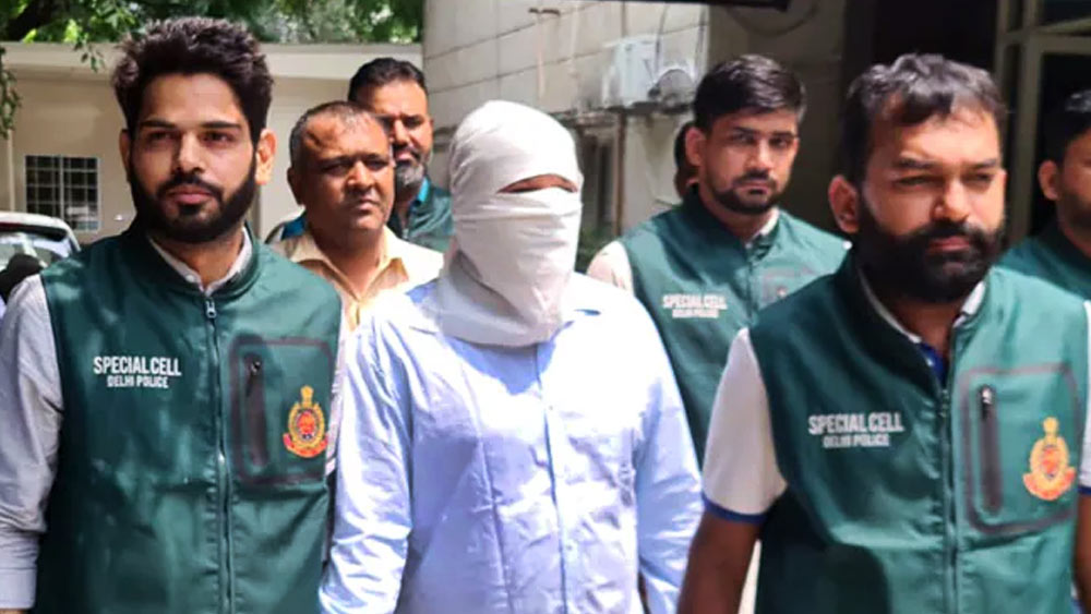 এক ডজনেরও বেশি খুনের অভিযোগ। রয়েছে খুনের চেষ্টা এবং তোলাবাজির অভিযোগও। মাথার দাম রাখা হয়েছিল ৫০ হাজার টাকা। তবু কিছুতেই নাগাল পাওয়া যাচ্ছিল না গ্যাংস্টার প্রবীণ যাদব ওরফে মডেলের। অবশেষে ১৪ অগস্ট তাঁকে পাকড়াও করেছে দিল্লি পুলিশ।