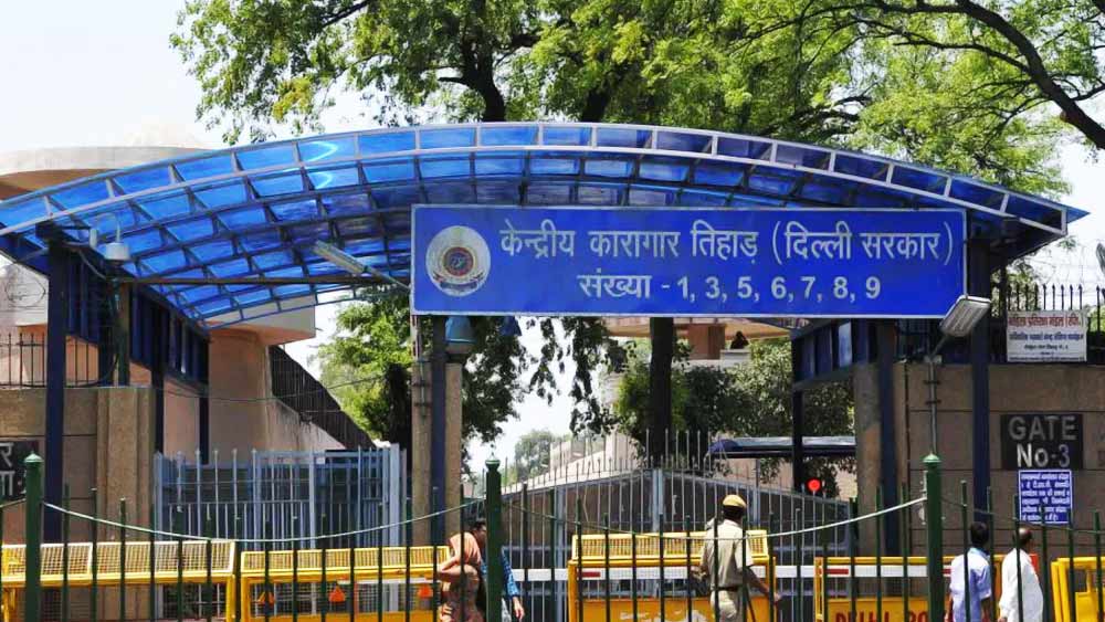 শনিবার পুলিশের আবেদনে সাড়া দিয়ে প্রবীণকে জেল হেফাজতে পাঠিয়েছে দিল্লির পটিয়ালা হাউস কোর্ট। আপাতত তাঁকে রাখা হবে তিহাড় জেলে। তবে প্রবীণ নাকি তিহাড় জেলে সুরক্ষিত নন। তাঁর উপর নাকি নীরজ বাওয়ানিয়া গোষ্ঠীর নজর রয়েছে।