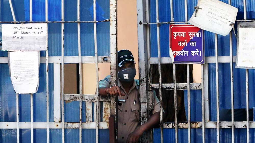 প্রবীণকে জেল হেফাজতে পাঠানোর সময় তিহাড় কর্তৃপক্ষকে তাঁর সুরক্ষা নিশ্চিত করার নির্দেশ দিয়েছেন পটিয়ালা হাউস কোর্টের ভারপ্রাপ্ত বিচারক অজয় নারওয়াল।