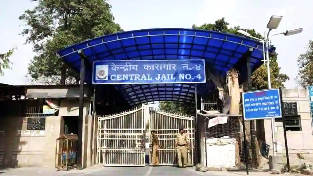 এফআইআরে পুলিশ জানিয়েছে, ১৪ অগস্ট ঘিটোরনি এলাকায় এমজি রোডে মুখোমুখি হয়েছিল অশোক প্রধান এবং নীরজ বাওয়ানিয়া গোষ্ঠীর লোকজন। সেখানে ছিলেন প্রবীণও।