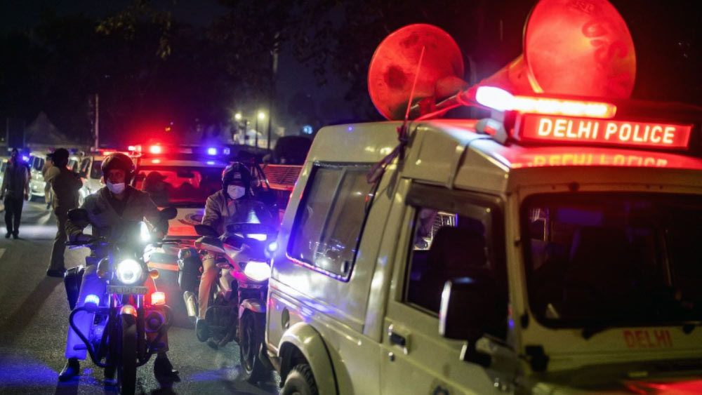 পুলিশের দাবি, রানিবাগ এলাকা থেকে ডাকাতি করা একটি গাড়িতে চড়ে সে দিন এমজি রোডে হাজির হয়েছিলেন প্রবীণ। সে সময় তাঁর কাছ থেকে পাওয়া ড্রাইভিং লাইসেন্সও ভুয়ো ছিল।