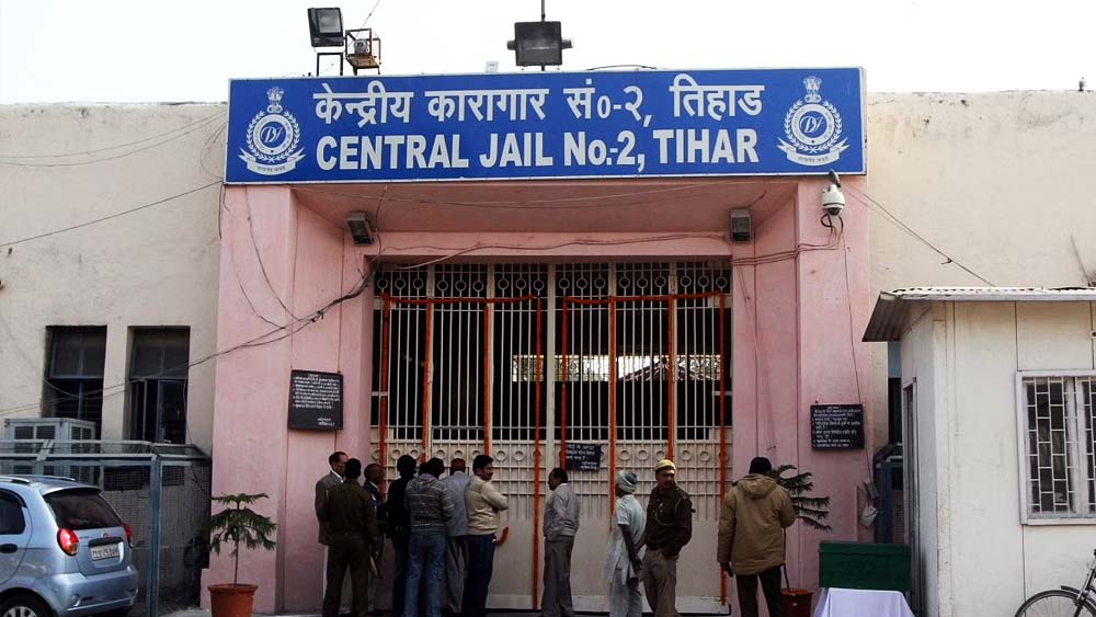 প্রবীণের আইনজীবীর আবেদন শোনার পর ভারপ্রাপ্ত বিচারক তাঁর নির্দেশনামায় বলেছেন, ‘‘অভিযুক্ত ব্যক্তির নিরাপত্তা সুরক্ষিত করার জন্য (তিহাড়) জেল সুপারিন্টেন্ডেন্টকে নির্দেশ দেওয়া হচ্ছে। এ বিষয়ে তিনি আইনানুগ পদক্ষেপ করবেন।’’