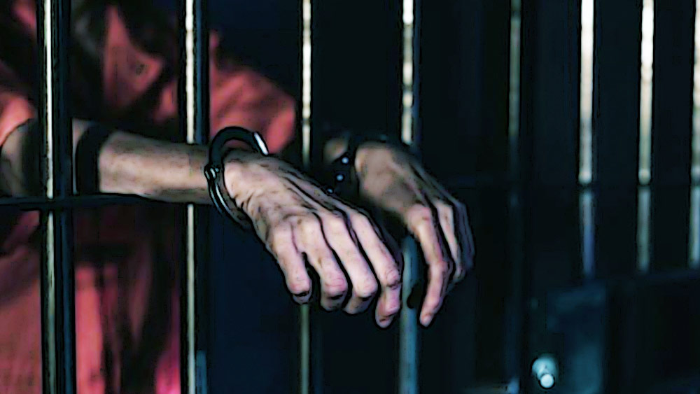 পুলিশ সূত্রে খবর, গত ২৭ বছর ধরে অপরাধ জগতের ২০টি অপরাধমূলক মামলায় জড়িত প্রবীণ। এই মুহূর্তে সাতটি মামলায় পলাতক ছিলেন তিনি। ২০১৫ সালে প্রশান্ত বিহার থানা এলাকায় খুনের চেষ্টার মামলায় তাঁর পাঁচ বছরের জন্য জেলও হয়েছিল।