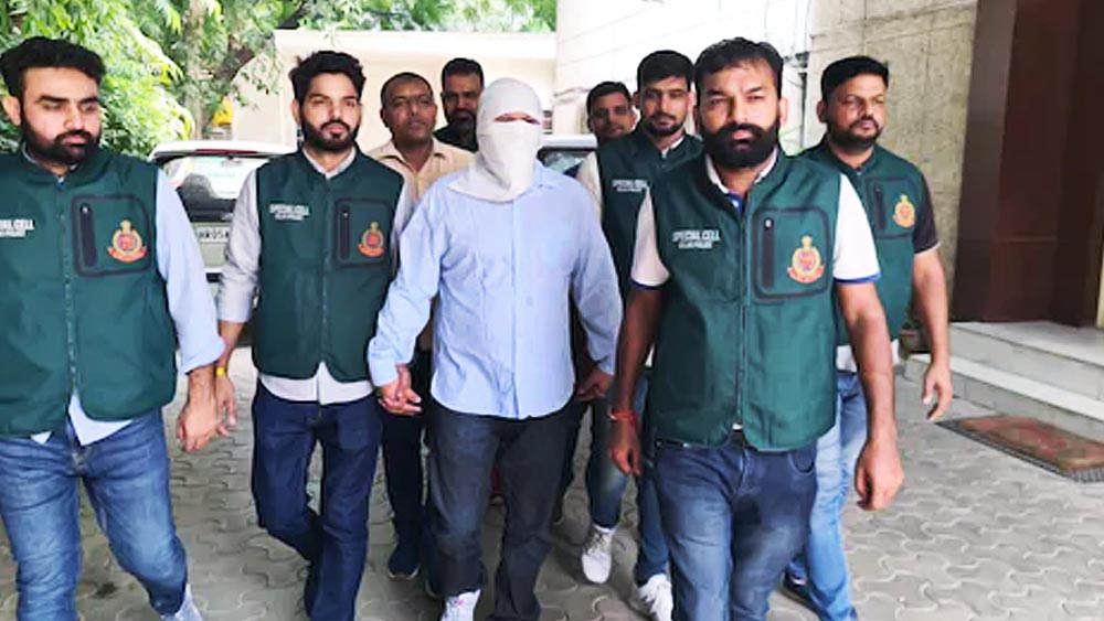 এ হেন প্রবীণের বিরুদ্ধে ৫০ হাজার টাকার পুরস্কার ঘোষণা করেছিল দিল্লি পুলিশ। অভিযোগ, ২০২১ সালে রোহিণী এলাকায় গুলির লড়াই চলাকালীন খুন হন এক আইনপড়ুয়া। সেই সঙ্গে আহত হন ওই পড়ুয়ার এক আত্মীয়।