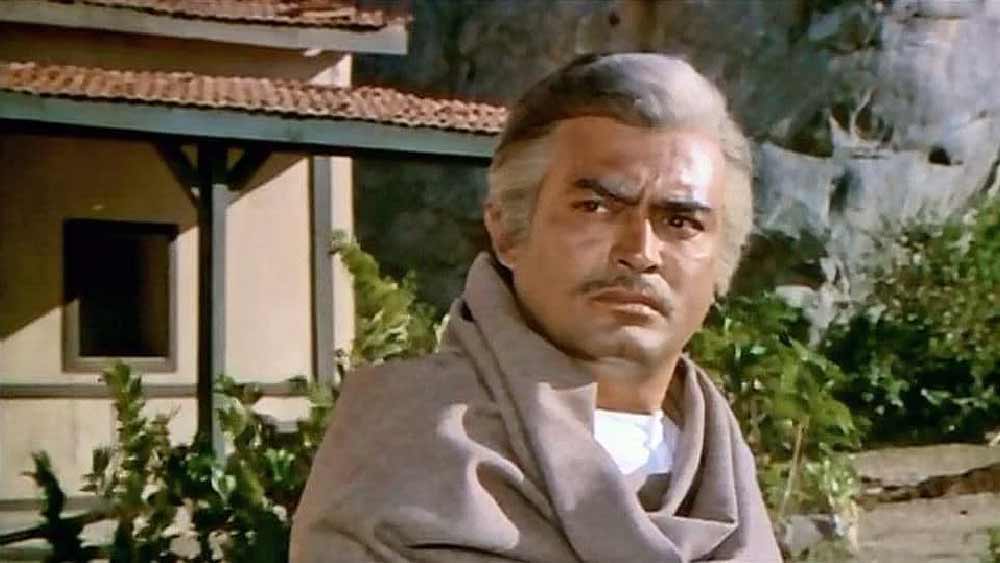 ঠাকুর বলদেব সিংহের চরিত্রে সঞ্জীব কুমার বাজিমাত করেছিলেন। কিন্তু পরিচালকের প্রথম পছন্দ সঞ্জীব ছিলেন না। এই চরিত্রে দিলীপ কুমারকে নিতে চেয়েছিলেন পরিচালক। কিন্তু দিলীপ কুমার গল্প শুনেই প্রস্তাব খারিজ করে দেন। এই ধরনের চরিত্রে আগেও অভিনয় করেছিলেন তিনি। শেষ পর্যন্ত ঠাকুরের চরিত্রে নেওয়া হয় সঞ্জীব কুমারকে।