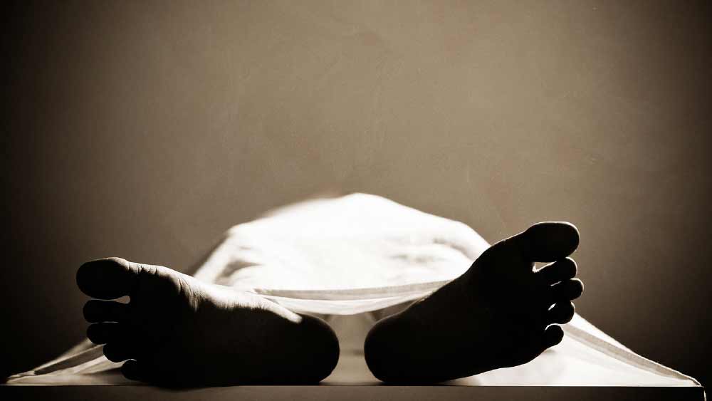 কর্নাটকের এই ছোট্ট গ্রামের ২৫ কিলোমিটারের মধ্যে দু’টি মহিলা মৃতদেহ উদ্ধার হয়। দু’টি মৃতদেহেরই কোমর থেকে উপরের অংশ গায়েব ছিল। ফলে মৃতদেহ দু’টি কার, এ নিয়ে ধন্দে পড়ে পুলিশ। পরিচয় না পাওয়া গেলেও প্রাথমিক তদন্তের পর এবং মৃতদেহ দু’টি অর্ধেক করার ধরন দেখে পুলিশের ধারণা হয়, এই দুই কাণ্ডের পিছনে এক জনেরই হাত আছে।