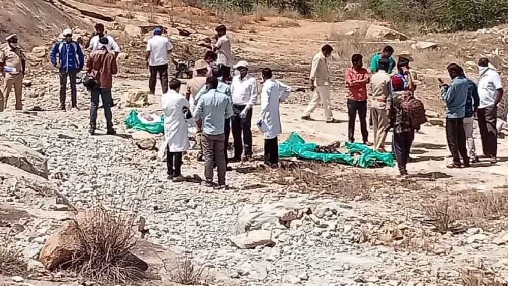 পুলিশ সবার প্রথম মৃতদের পরিচয় জানতে কর্নাটক এবং আশপাশের রাজ্যগুলিতে নিখোঁজ মহিলাদের খোঁজে নামে। পাশাপাশি মহীশূর এবং কাছের এলাকাগুলিতে প্রায় ১০ হাজার প্রচার পুস্তিকাও বিতরণ করে। ইতিমধ্যেই ময়নাতদন্তের পর চিকিৎসকরা জানান, মৃত দুই মহিলারই বয়স ২৫ থেকে ৩৫-এর মধ্যে ছিল।