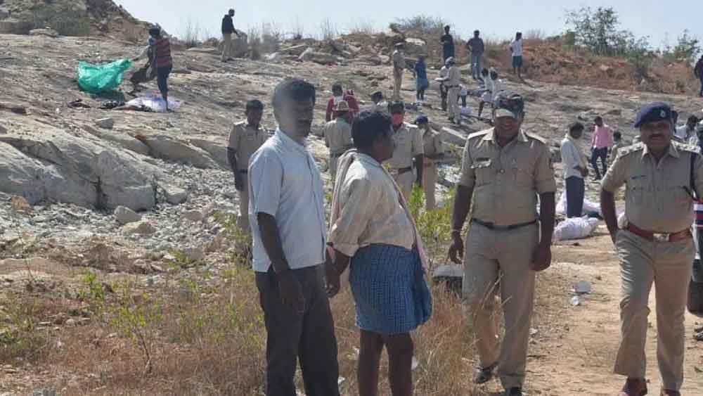 মৃতদেহ শনাক্ত করার কাজে নামে পুলিশের ন’টি আলাদা দল। প্রতিটি দলে পাঁচ জন করে মোট ৪৫ জন পুলিশকর্মী এই ঘটনার তদন্তে নামেন। তদন্তে নামার পর পুলিশ জানতে পারে ২৫ থেকে ৩৫-এর মধ্যে বয়স, এমন ১,১১৬ জন কর্নাটক থেকে নিখোঁজ।