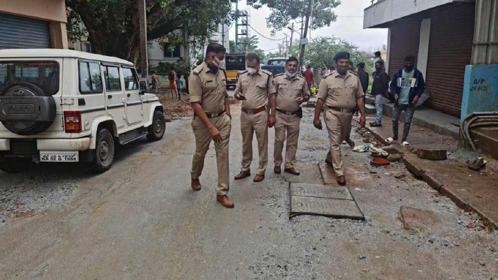 ইতিমধ্যেই ঘটনার দু’মাস পেরিয়ে যায়। দুই মহিলার খোঁজে পুলিশের তদন্তকারী একটি দল বেঙ্গালুরুর কাছে একটি বাড়িতে পৌঁছয়। এই বাড়ি থেকে এক জন মহিলা জুন মাসের গোড়ার দিকে নিখোঁজ হয়ে যান। মিলে যায় তাঁর বয়সও। এর পর মৃতদেহ দু’টির গায়ে থাকা কাপড়ের ছবি ওই বাড়ির লোকেদের দেখানোয় তা চিহ্নিত করেন তাঁরা।