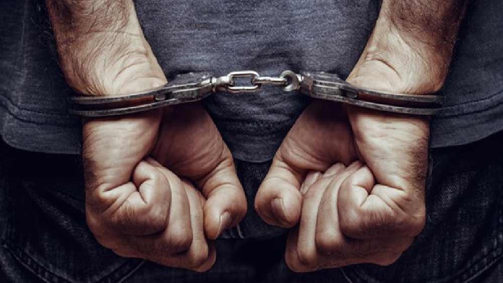 সন্দেহের তালিকায় থাকা তিন জনের মধ্যে এক জন ছিল সিদ্ধলিঙ্গাপ্পা। পুলিশ দেখে সিদ্ধলিঙ্গাপ্পার ফোনের লোকেশনও মৃতদেহ উদ্ধারের এক দিন আগে ওই জায়গাতেই ছিল। সিদ্ধলিঙ্গাপ্পার মোবাইল নম্বর থেকে তার ঠিকানা খুঁজে পেতে বিশেষ কষ্ট করতে হয়নি পুলিশকে। সিদ্ধলিঙ্গাপ্পাকে তার বাড়ি থেকে গ্রেফতার করে পুলিশ।