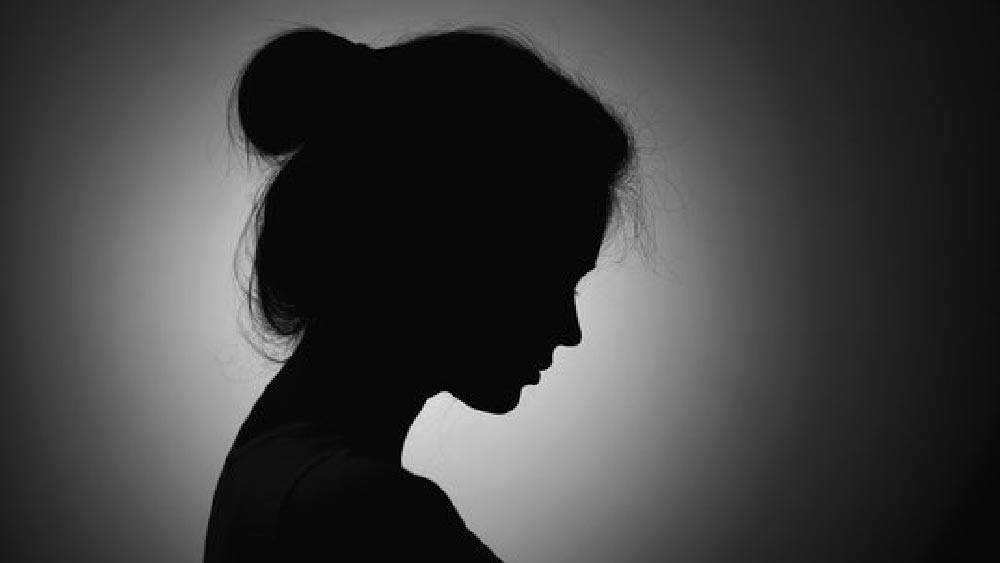 চিত্রকলা তাঁকে জানান, বছর দু’য়েক আগে তাঁর পরিবারের আর্থিক অবস্থার অবনতি হয়। এর পরই চাকরি করার সিদ্ধান্ত নেন তিনি। চাকরির খোঁজে বিভিন্ন মানুষের দ্বারস্থ হয়েও বিশেষ লাভ হয়নি। এর পরেই পরিচিত কিছু মহিলার সঙ্গে যোগাযোগ করলে তাঁরা চাকরি দেওয়ার নাম করে চিত্রকলাকে যৌনপল্লিতে এনে বিক্রি করে দেন। চিত্রকলা জানান, তাঁদের এই কাজে সাহায্য করেন চার জন পুরুষও।