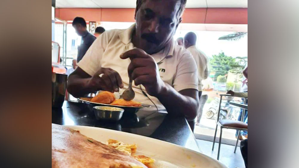 রেস্তরাঁটিতে সেই সময় প্রচণ্ড ভিড় ছিল।