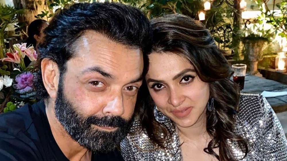 হেরেছেন বলে তানিয়াকে বাইরে ঘুরতে নিয়ে যাওয়ার প্রস্তাবও দেন ববি। সেখান থেকেই সম্পর্ক শুরু হয় ববি ও তানিয়ার। বলিউড ইন্ডাস্ট্রিতে পা রাখার দু’বছরের মধ্যে তানিয়াকে বিয়ে করেছিলেন ববি দেওল। কিন্তু, এই সময় তানিয়ার বাড়িতে পারিবারিক অশান্তি শুরু হয়। অশান্তির কারণ দেবেন্দ্র নিজেই।