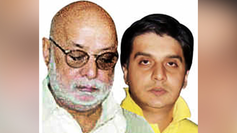 মুম্বইয়ের মেকার টাওয়ার অ্যাপার্টমেন্টের পাঁচ হাজার বর্গফুটের বিলাসবহুল ফ্ল্যাট ছেড়ে বাবাকে অন্য কোথাও থাকতে বলেন বিক্রম। দেবেন্দ্র ছেলের কথা মতো নরিম্যান পয়েন্টের ২০ তলার একটি ফ্ল্যাটে চলে যান দেবেন্দ্র। তাঁর সঙ্গে ছিলেন সেই বিমানসেবিকাও।