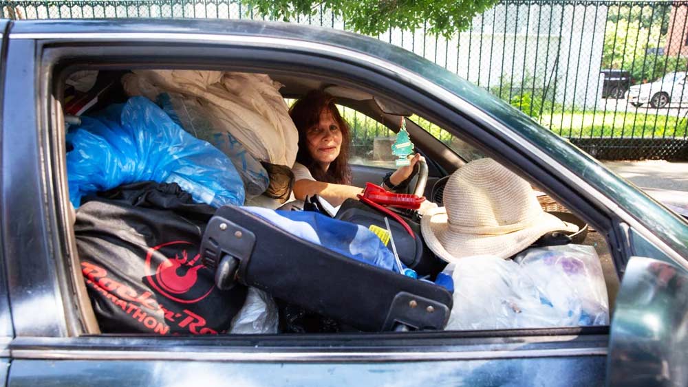 কোটি কোটি ডলারের মালকিন হলেও রাতবিরেতে নিজের ভাঙাচোরা গাড়িতে চেপে জঞ্জাল কুড়িয়ে বেড়ান। সেগুলি বিক্রি করে রোজগারও করেন নিউ ইয়র্কের এক বৃদ্ধা। ধনকুবের হওয়া সত্ত্বেও এমনটা করেন কেন? বৃদ্ধার পড়শিরা বলেন, এ সবই নাকি তাঁর খামখেয়ালিপনা।