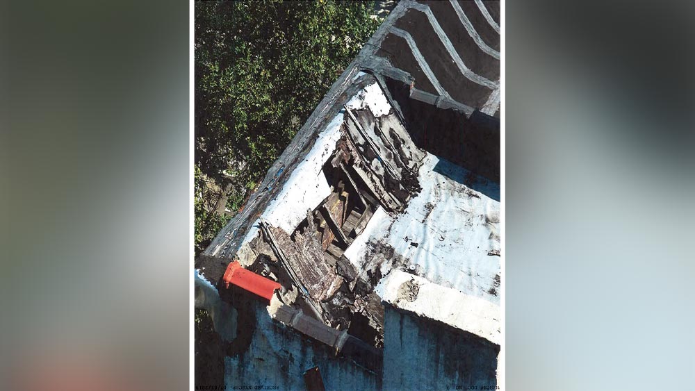 লিজার ওই প্রাসাদটি প্রায় ১২৫ বছরের পুরনো। শহরে ঐতিহ্যবাহী ভবনের তালিকায়ও সেটির ঠাঁই হয়েছে। তবে বেহাল দশার জন্য সেটিকে ‘বিপজ্জনক’ তকমা দিয়েছেন শহর কর্তৃপক্ষ। তাঁদের মতে, ‘‘শহরবাসী, তথা ওই বিল্ডিংয়ের আশপাশের বাসিন্দাদের সুরক্ষার পক্ষে প্রাসাদটি বিপজ্জনক।’’