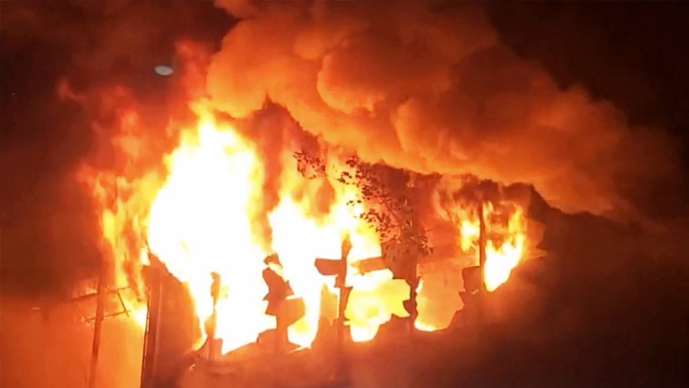 ১৮৯৭ সালের ওই প্রাসাদ চত্বরে গায়ে গায়ে লাগানো চারটি বিল্ডিংয়ের সারি রয়েছে। বহু বছর আগে তার একটিতে আগুন লেগে প্রাসাদের দশা আরও বেহাল হয়েছে। তবে এর দেওয়ালজোড়া কারুকাজ বা চুনাপাথরে সাজানো প্রাসাদটি এখনও নজরকাড়া।