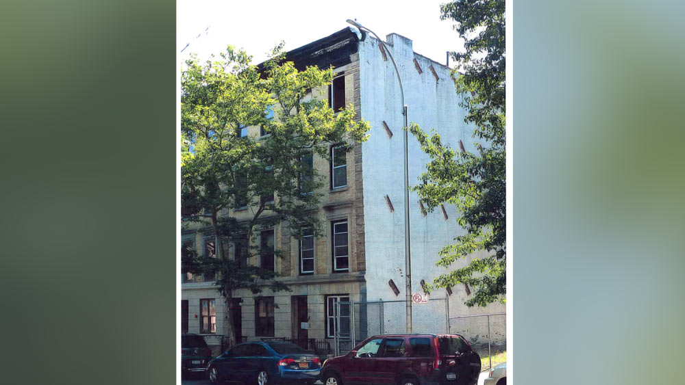 প্রাসাদটির সংস্কার নিয়ে ২০১৯ সালে লিজার বিরুদ্ধে মামলা ঠুকেছিল নিউ ইয়র্কের ল্যান্ডমার্ক প্রিজারর্ভেশন কমিশন। সেই সঙ্গে তারা হুমকিও দিয়েছিল যে, সংস্কার না করালে তাঁকে প্রতি দিন ৫,০০০ ডলার (ভারতীয় মুদ্রায় যা প্রায় ৪ লক্ষ টাকা) করে জরিমানা দিতে হবে।