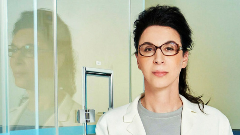 ১৯০৪ সালে প্যারিসে ‘কোটি’ সংস্থাটি প্রতিষ্ঠিত হয়েছিল। উন্নত মানের প্রসাধনী সামগ্রী বিক্রি করা এই সংস্থার সিইও সুয়ে নাবি। ১৪ জন সিইও-র মধ্যে তিনিই এক মাত্র মহিলা। ভারতীয় মুদ্রা অনুযায়ী, তাঁর বার্ষিক বেতন ২,২৬৭ কোটি টাকা।