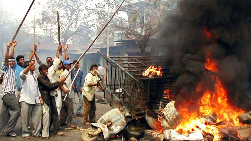 গ্রাম ছাড়ার দিন কয়েক আগে ছিল বকরি ইদ। ইদকে কেন্দ্র করে গ্রামে হিংসার আবহ তৈরি হয়েছিল। আতঙ্কে গ্রাম ছেড়েছিলেন বিলকিসরা। 