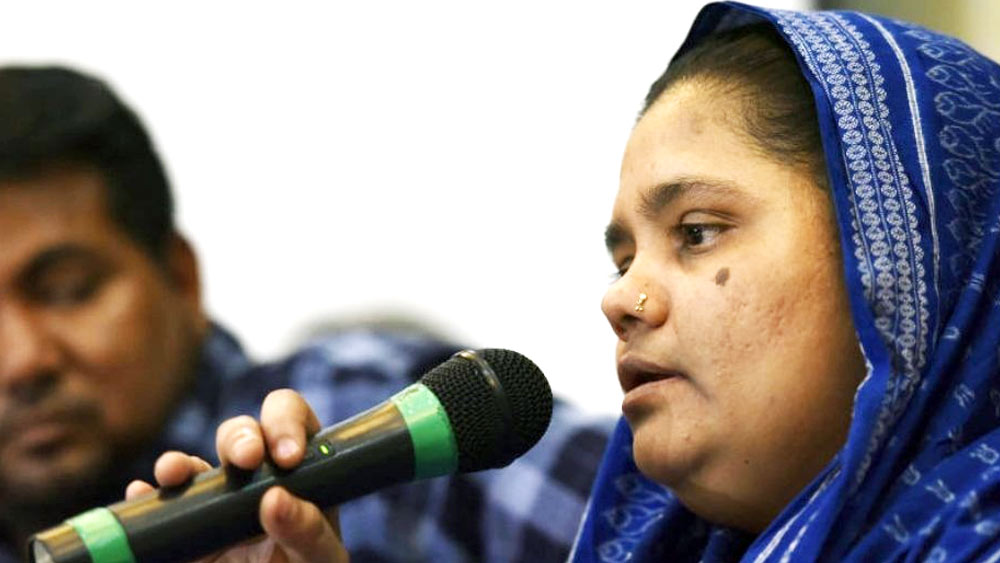 চার্জশিটে বলা হয়েছিল, ছাপাড়ভাড়ে যখন আশ্রয় নিয়েছিলেন বিলকিসরা, তখন ২০-৩০ জনের একটি দল হামলা চালায়। ওই দলেই ছিলেন বিলকিসের ১১ জন ধর্ষকও। হামলাকারীদের হাতে ছিল কাস্তে, তরোয়াল, লাঠি। 