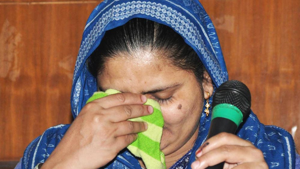 বিলকিস, তাঁর মা, বোন এবং ওই দলে থাকা অন্য মহিলাদের গণধর্ষণ করা হয়। অন্তঃসত্ত্বা বিলকিসকেও রেয়াত করেনি তারা। 