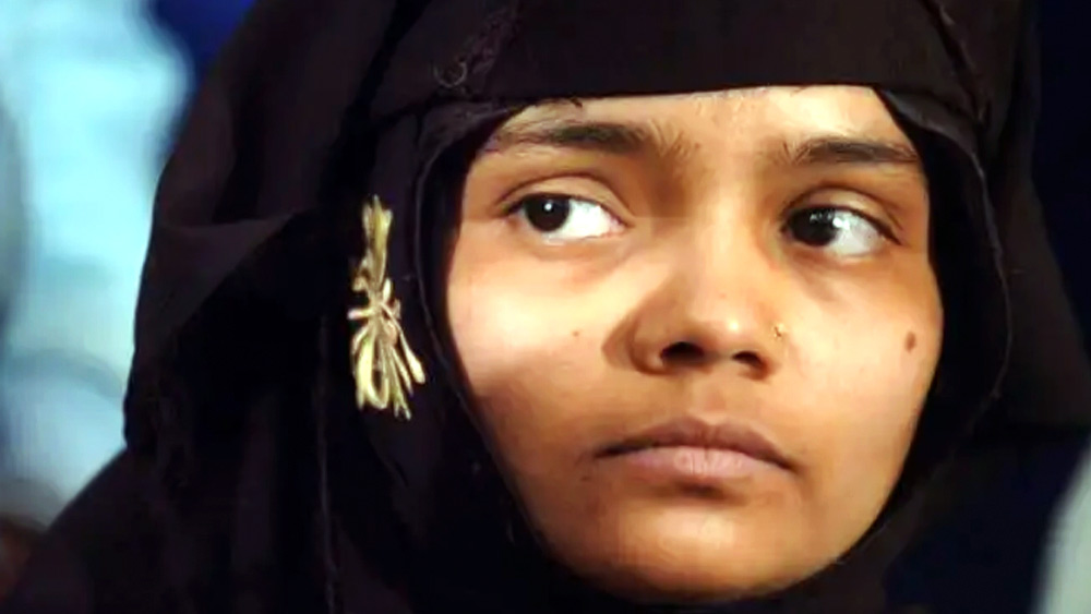 রাধিকপুর গ্রাম থেকে পালিয়ে এসেছিল ১৭ জনের যে দল, তাঁদের মধ্যে আট জনের দেহ মেলে। ছ’জন নিখোঁজ। জীবিত ছিলেন বিলকিস আর একটি শিশু। 