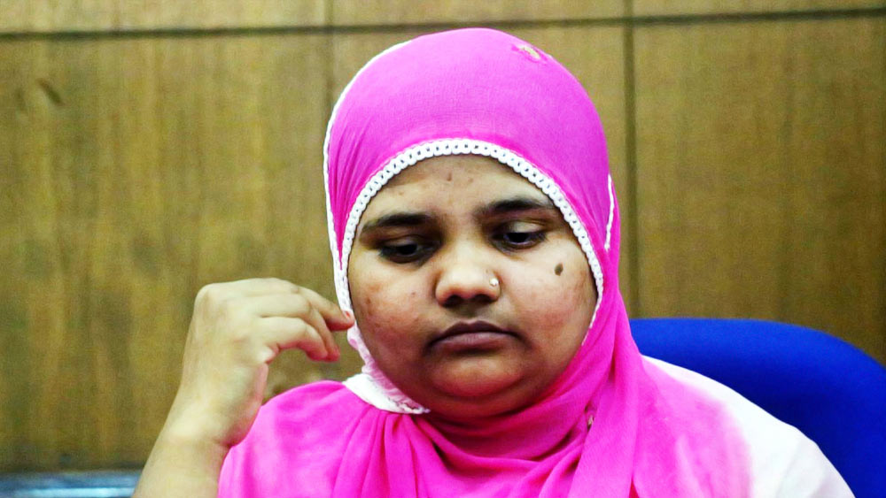 সিবিআই জানিয়েছে, থানায় গিয়ে অভিযোগ লিখিয়েছিলেন বিলকিস। কিন্তু হেড কনস্টেবল সোমাভাই গোরি বিষয়টি ধামাচাপা দেওয়ার চেষ্টা করেছিলেন। ‘বিকৃত রিপোর্ট লিখেছিলেন তিনি।’