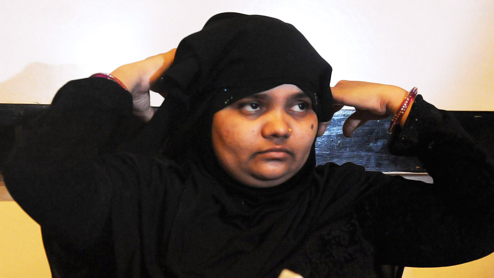 থানা থেকে বিলকিসকে গোধরা ত্রাণ শিবিরে পাঠানো হয়েছিল। তার পর হাসপাতালে নিয়ে গিয়ে তাঁর মেডিক্যাল পরীক্ষা করানো হয়েছিল। 