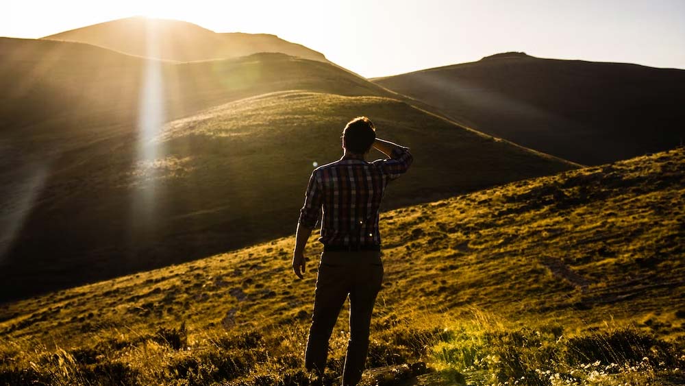 ধ্রুবের মতো পার্বতী উপত্যকায় ঘুরতে এসে নিখোঁজ হন জাস্টিন আলেকজান্ডার শেটলার। ২০১৬ সালে ৩৫ বছর বয়সি আমেরিকার বাসিন্দা জাস্টিন শুধুমাত্র ভ্রমণের নেশায় ওই উপত্যকায় এসেছিলেন। গুটিকয়েক জামাকাপড় এবং একটি বাঁশি নিয়ে বাইকে চেপে উপত্যকায় পৌঁছন জাস্টিন।