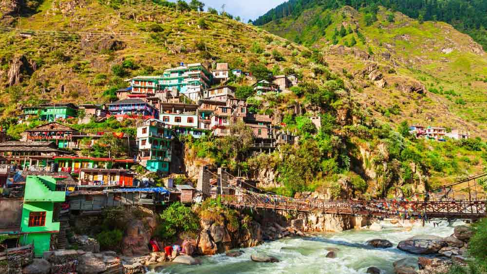 কসোলের এক স্থা‌নীয় সাংবাদিকের মতে, ‘‘এখানে যাঁরা আসেন তাঁরা প্রায় প্রত্যেকেই এক বিশেষ ধরনের জনপ্রিয় মাদকের খোঁজে এই উপত্যকায় আসেন।’’