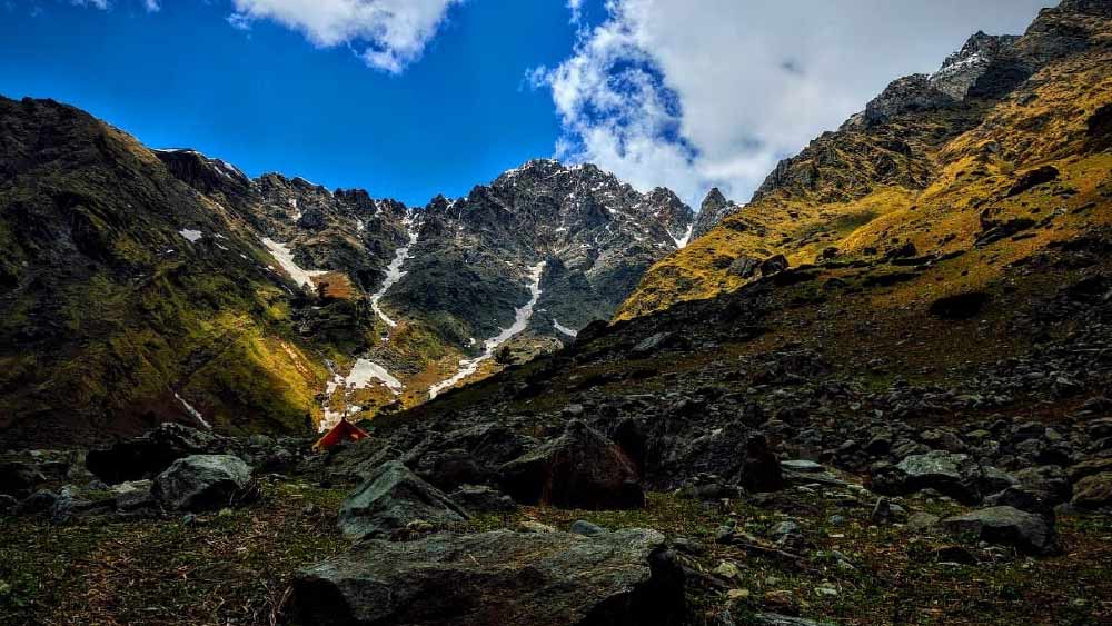 প্রচলিত লোকবিশ্বাস অনুসারে, শিব এই উপত্যকায় প্রায় তিন হাজার বছর ধরে ধ্যান করেছিলেন। নাগা সাধুর রূপ ধারণ করে তিনি সেখানে ধ্যানমগ্ন হন। বহু যুগ পর ধ্যানভঙ্গের পর শিব তাঁর চোখ খুলে এই উপত্যকার মনোরম প্রাকৃতিক দৃশ্য দেখে মোহিত হয়ে যান। স্ত্রী পার্বতীর নামানুসারে এই উপত্যকার নামকরণ করেন পার্বতী উপত্যকা।