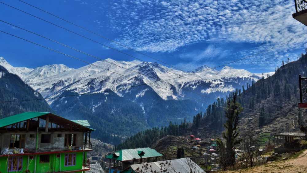 মাটি থেকে ১৭৬০ মিটার উচ্চতায় থাকা শিব-পার্বতীর বাসস্থান দেখতে প্রতি বছর প্রচুর পুণ্যার্থীর সমাগম হয়। মনে করা হয়, এই উপত্যকার এক জায়গায় হাঁটতে হাঁটতে এক বার পার্বতী তাঁর একটি কানের দুল হারিয়ে ফেলেন। শিব তাঁর অনুচরদের এই দুলটি খোঁজার নির্দেশ দিলেও তাঁরা এটি খুঁজে পেতে ব্যর্থ হন। এর ফলে শিব ক্রুদ্ধ হন এবং বিশ্ব জুড়ে বিপর্যয় দেখা দেয়।