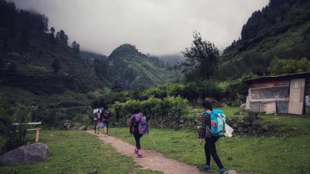 শিবকে শান্ত করার জন্য, শেষনাগ ফুটন্ত জলের প্রবাহের মধ্যে থেকে এই সোনার দুল খুঁজে আনেন এবং তা পার্বতীকে ফিরিয়ে দেন। তখন থেকে ওই জায়গার নাম হয় মানিকরণ।