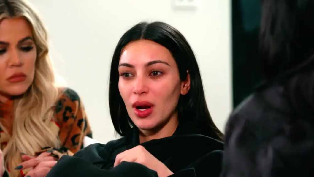 প্যারিসের এক নামজাদা হোটেল। সেই হোটেলেই এসে উঠেছেন কিম কার্দাশিয়ান। হঠাৎ হোটেলের ঘরের টোকা দেওয়ার শব্দ। দরজা খুলতেই সামনে ১২ জন পুলিশ। সকলের বয়স ৬০ বছরের কাছাকাছি।