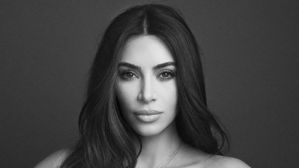 এত জন পুলিশ এক সঙ্গে ঘরে এসেছেন কী কারণে? মনে প্রশ্ন থাকলেও ঘরের দরজা ভিতর থেকে বন্ধ হল। তার পরেই দৃশ্য বদল।