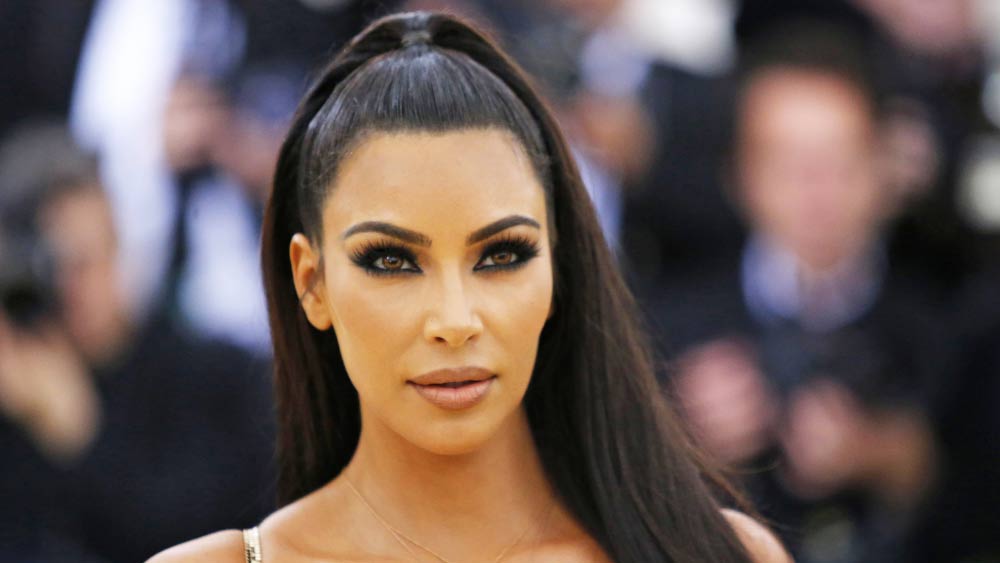 ২০১৬ সালের ঘটনা। প্যারিসের হোটেলে থাকাকালীন কিমের ঘরে পুলিশের ছদ্মবেশে ডাকাতি করতে ঢোকেন ১২ জন প্রৌঢ়।