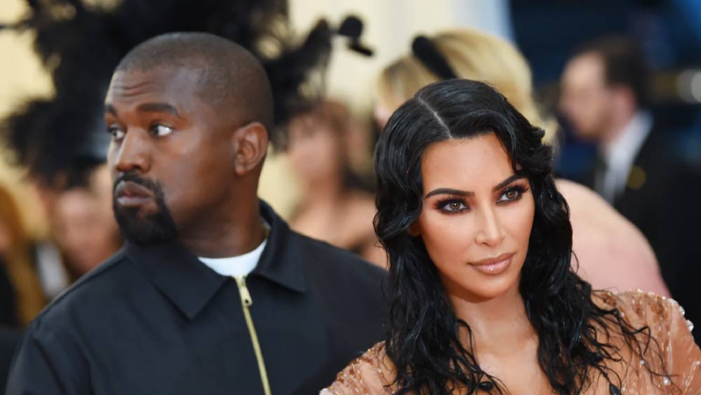 সেই দলের প্রধান ছিলেন ইউনিস আব্বাস। তাঁর নির্দেশে কিমের হাত-পা বেঁধে বাথটাবে ফেলে রাখেন বাকিরা। সেই ঘরে অবশ্য কিম একা ছিলেন না। ছিলেন তাঁর সেক্রেটারিও।