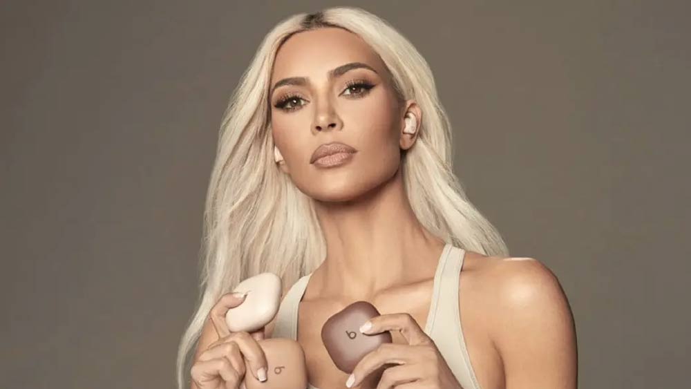 ডাকাত দেখে ভয় পেয়ে সঙ্গে সঙ্গে আপৎকালীন নম্বর ডায়াল করেন তিনি। ধরা পড়ার আশঙ্কায় তাড়াহুড়ো করতে থাকেন প্রৌঢ় ডাকাতরা।