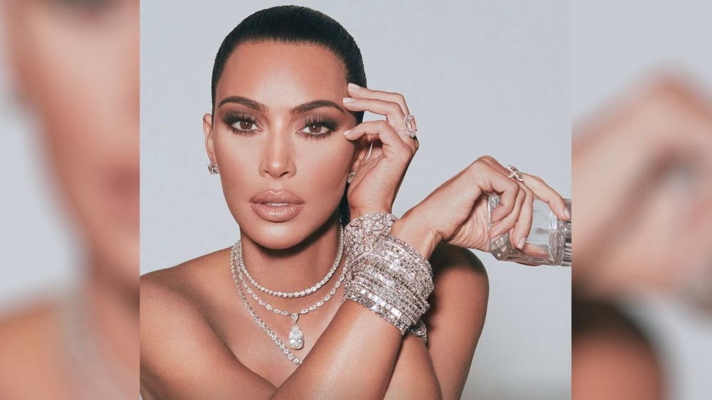 হাতের কাছে যা পান, তা-ই ব্যাগে ভরতে থাকে ডাকাতের দল। জানা যায়, ১০ মিলিয়ন আমেরিকান ডলার (ভারতীয় মুদ্রা অনুযায়ী প্রায় ৮০ কোটি টাকা) মূল্যের গয়না লুট করেন ডাকাতেরা।