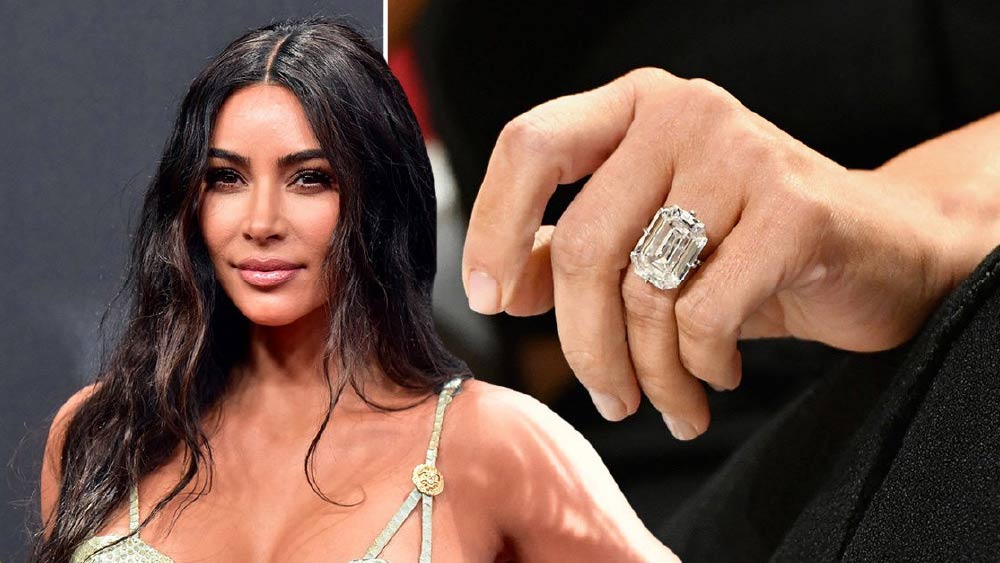 এই গয়নাগুলির মধ্যে ছিল কিমের আঙুলে থাকা ২০ ক্যারাটের হিরের আংটিও। এই আংটির মূল্যই প্রায় ৩১ কোটি টাকা।