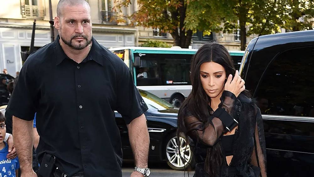 ইউনিস জানান, এই ঘটনার জন্য দায়ী কিম কার্দাশিয়ান নিজেই। তিনি নেটমাধ্যমে সব সময় ছবি আপলোড করে লোকজনকে দেখাতে থাকেন।