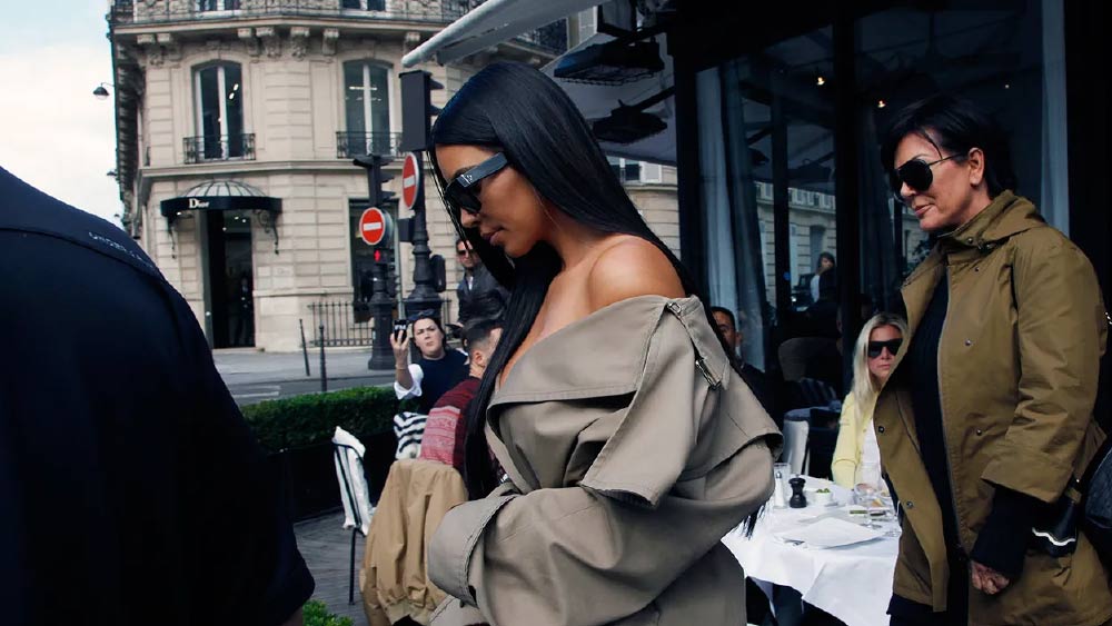 তাঁর এই লোকদেখানো স্বভাবের জন্যই ডাকাতি করেছেন ইউনুস। কিম কার্দাশিয়ান নিজে থেকেই টাকা ছড়িয়েছেন, তাঁরা সেই টাকাই কুড়িয়ে নিয়েছেন মাত্র, জানিয়েছেন ইউনিস।